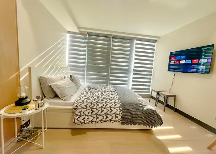 1br Bgc Uptown Modern Netflix 200mb Wifi Manila