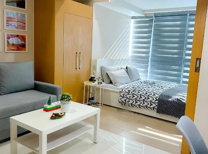 1br Bgc Uptown Modern Netflix 200mb Wifi